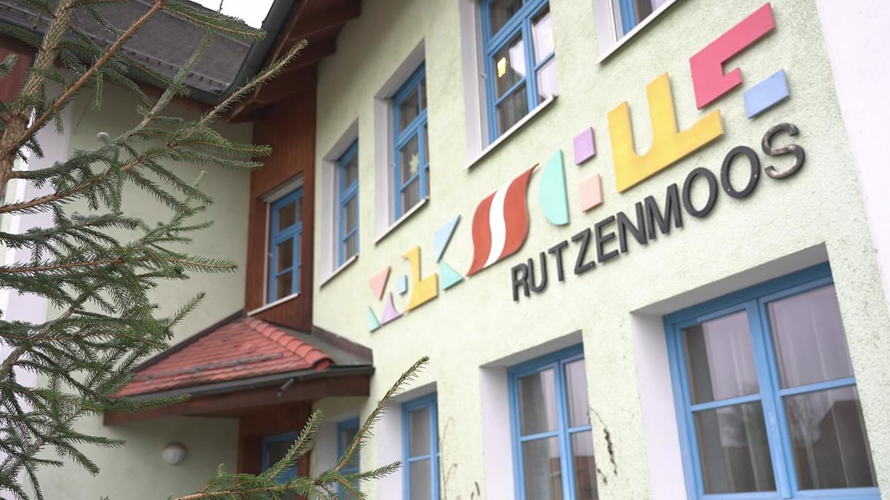 Die Volksschule Rutzenmoos ist zu sehen