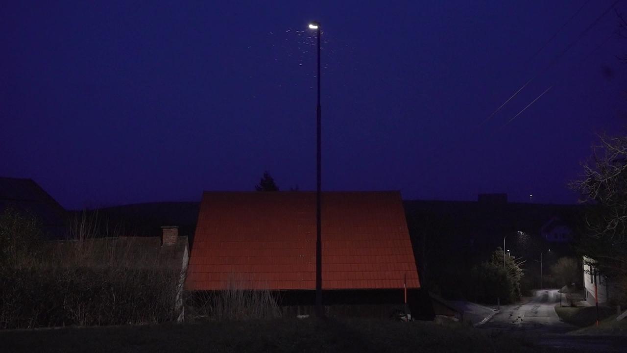 Das Bild zeigt die Straßenbeleuchtung vor dem Bauernhof