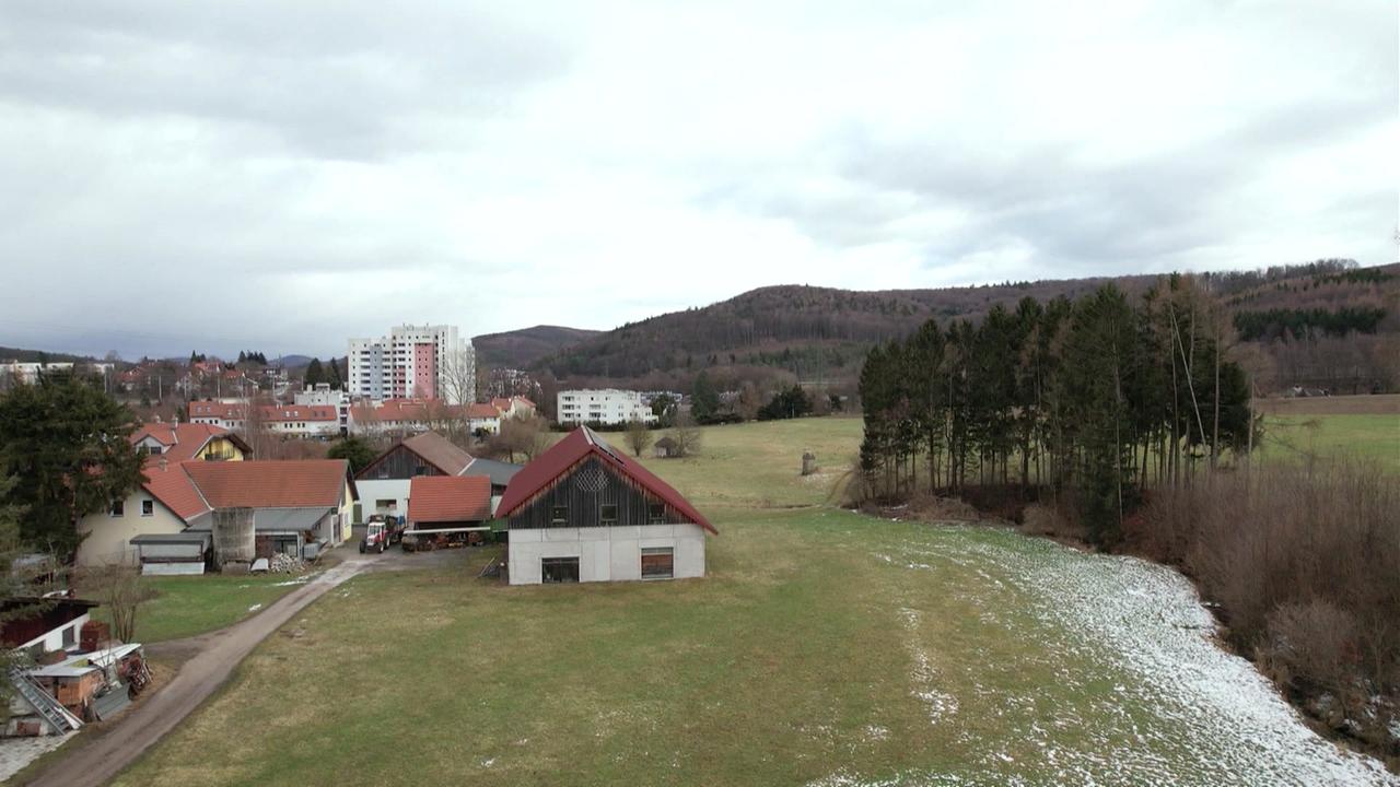 Man sieht das von der Gemeinde gepachtete Grundstück der Familie B.