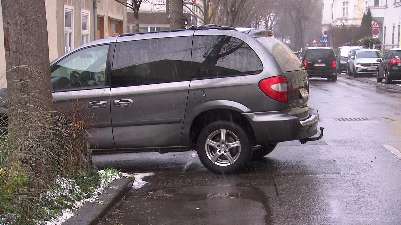 Das Bild zeigt wie das Auto beim Einfahren in die Einfahrt auf die Straße ragt