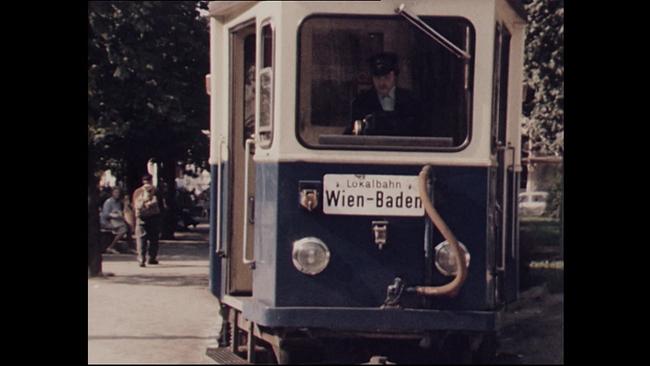 Das Bild zeigt die Vorderseite eines Waggons der Badner Bahn