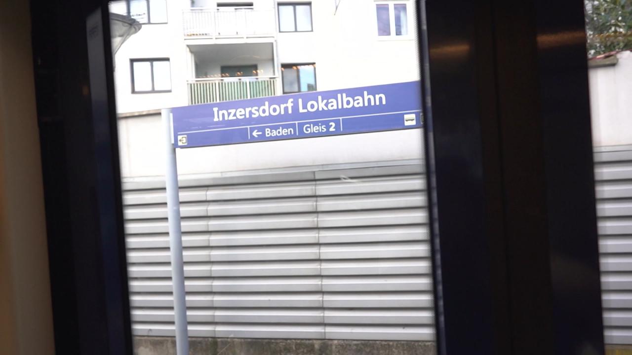 Am Foto ist die Station der Badner Bahn in Inzersdorf zu sehen