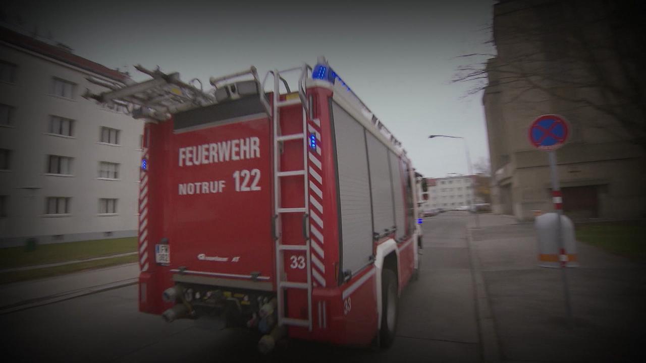 Das Bild zeigt ein Einsatzfahrzeut der Wiener Feuerwehr