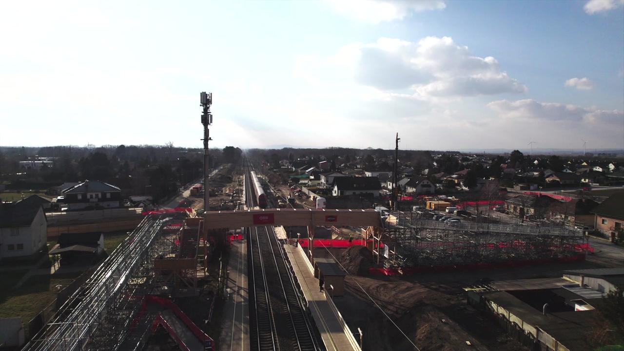 Das Luftbild zeigt den nunmehr barrierefreien Bahnübergang in Strasshof