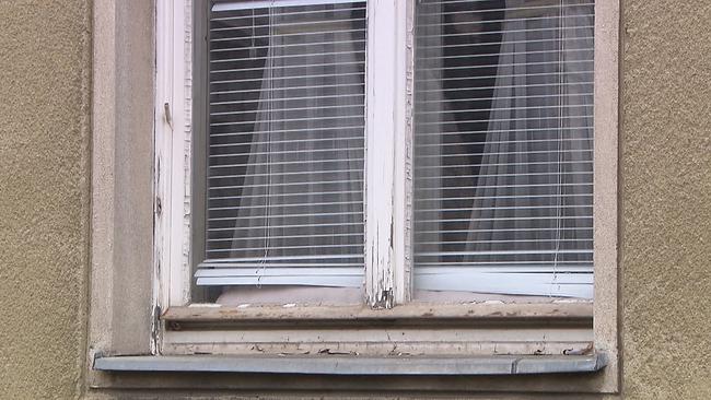 Das Bild zeigt das völlig desolate Fenster der Wohnung