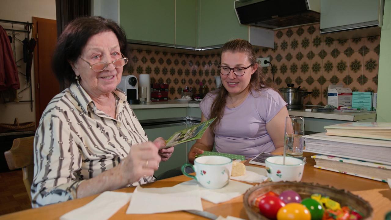 © ORF / Ursula Merzeder Das Bild zeigt die an Demenz erkrankte Frau mit ihrer Enkelin