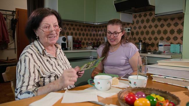Das Bild zeigt die an Demenz erkrankte Frau mit ihrer Enkelin