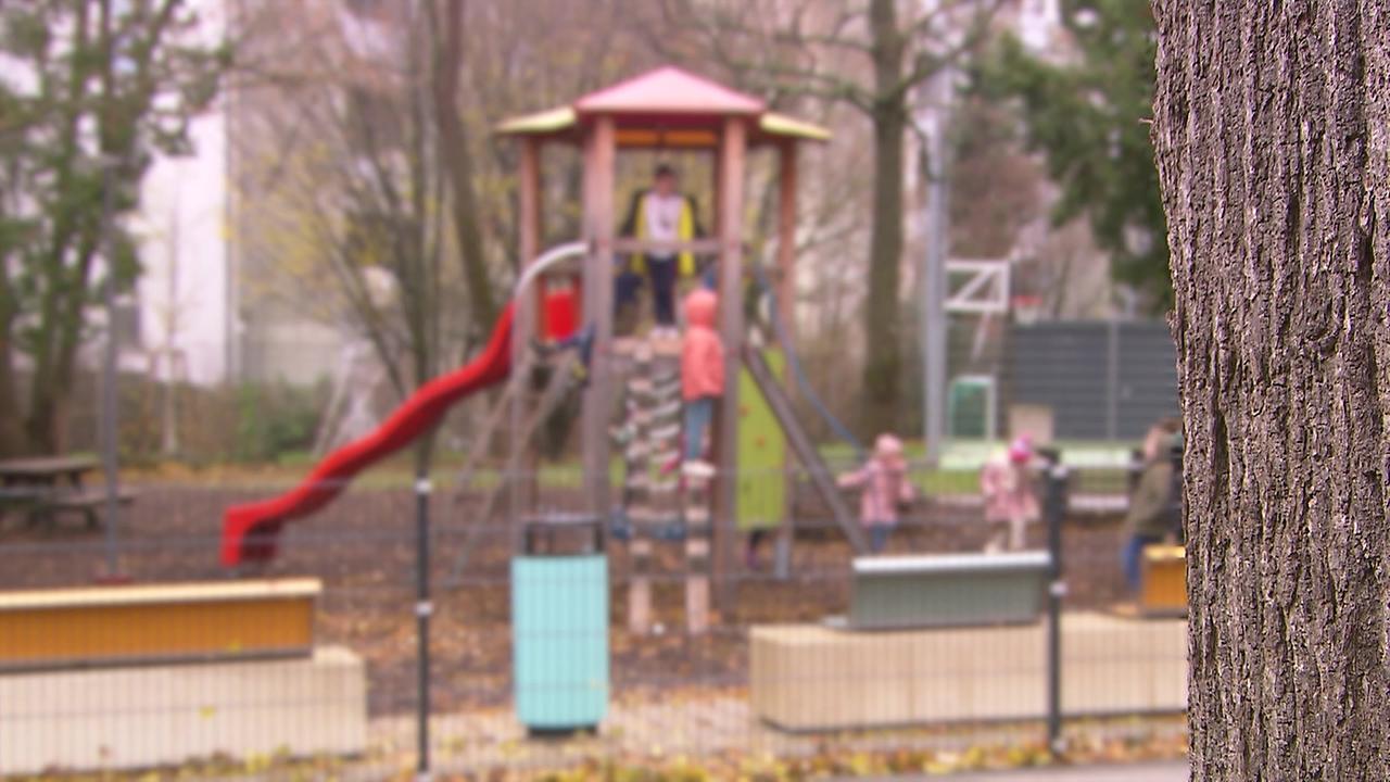 © ORF / Flora Drapal Das Foto zeigt spielende Kinder am Spielplatz