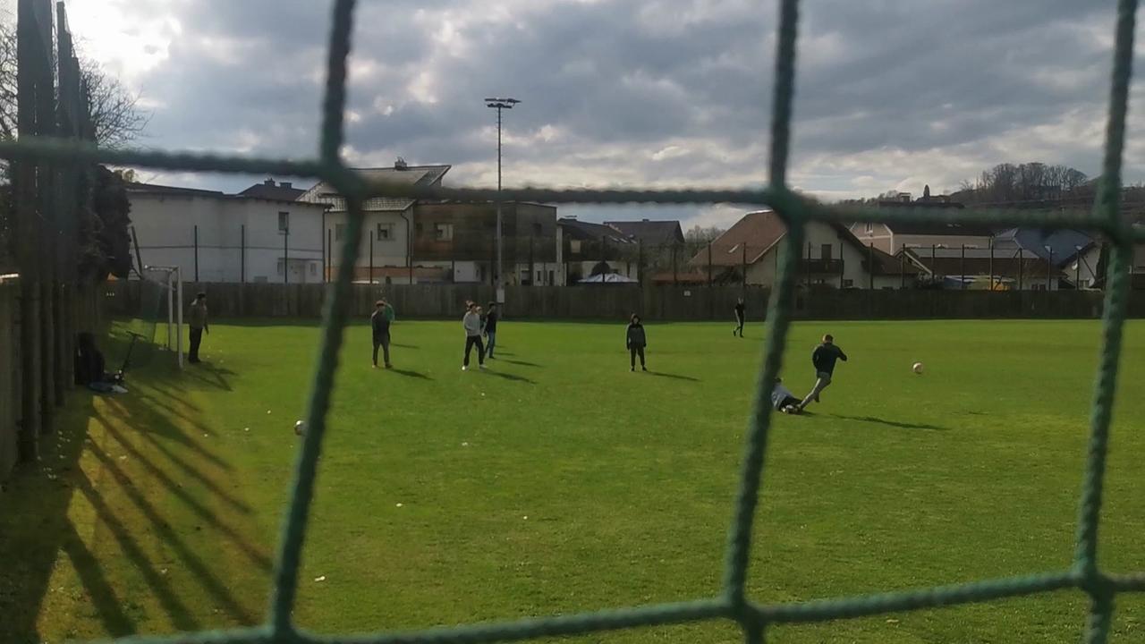 © Privat Es sind Jugendliche beim Fußball spielen zu sehen