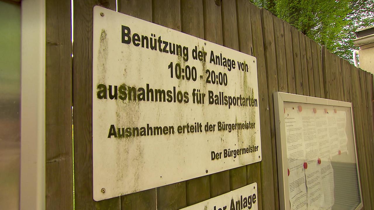 © ORF Die Benützungszeiten des Sportplatzes sind zu sehen