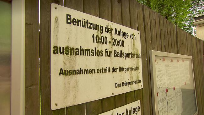 Die Benützungszeiten des Sportplatzes sind zu sehen
