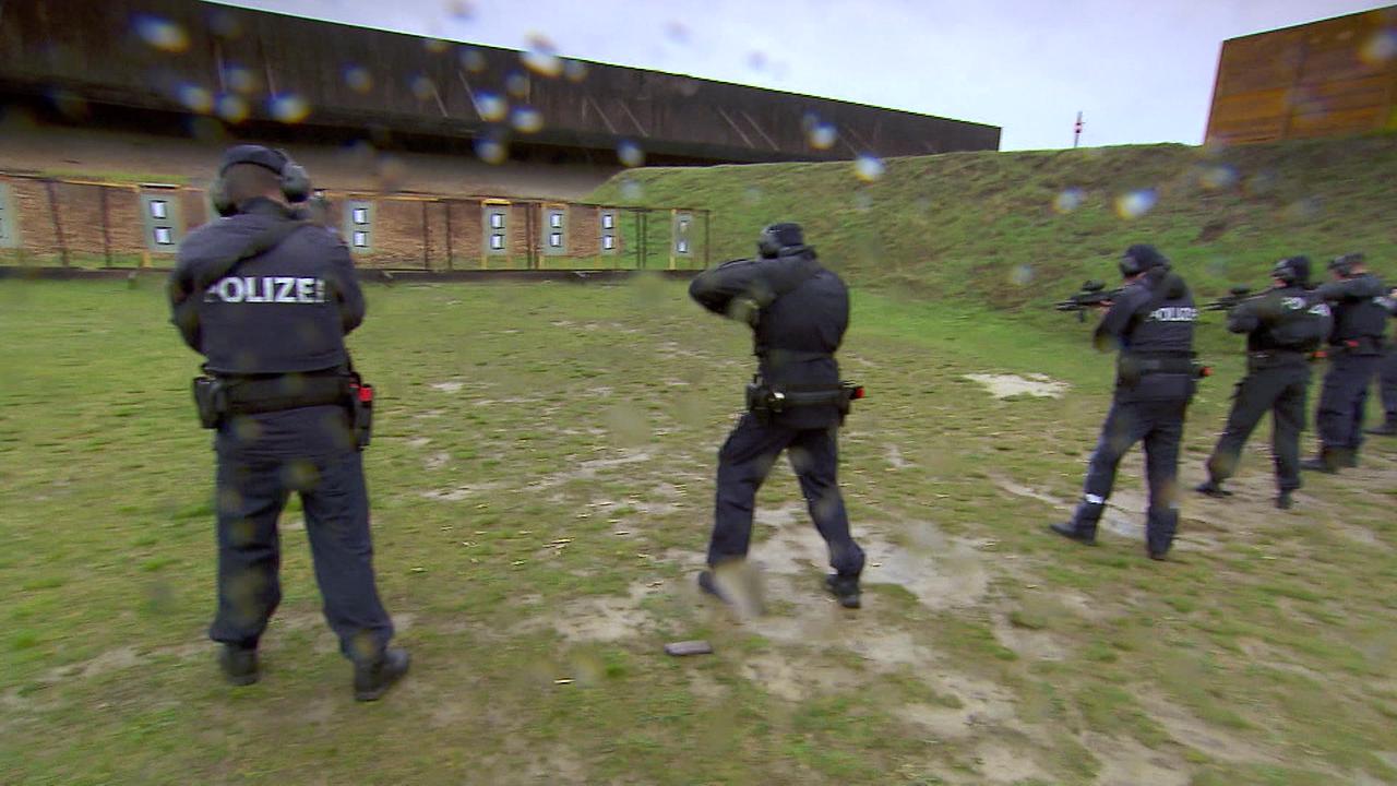 © ORF Polizisten sind bei den Übungen am Schießplatz zu sehen