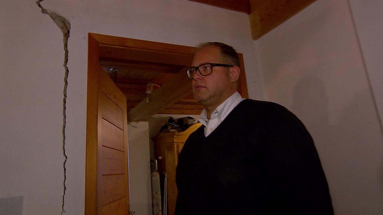 © ORF / Flora Drapal, Tom Gerhartl Ein Bewohner zeigt die tiefen Risse im Wohnbereich seines Hauses