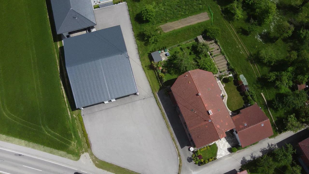 © ORF / Marco Tondolo Das Luftbild zeigt deutlich den geringe Entfernung zwischen der Betriebsstätte und dem Wohngebäude der Nachbarn
