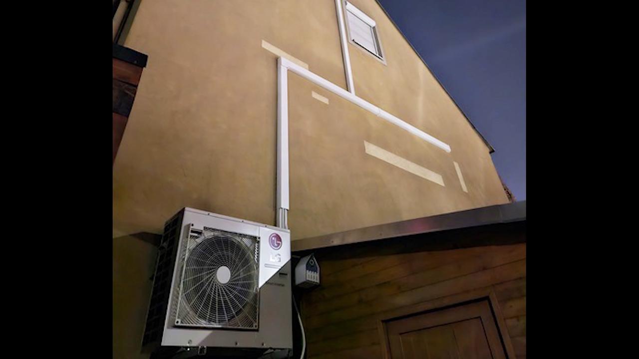 © Privat Ein Privatfoto zeigt die ursprüngliche Montage der Klimaanlage an der Hauswand