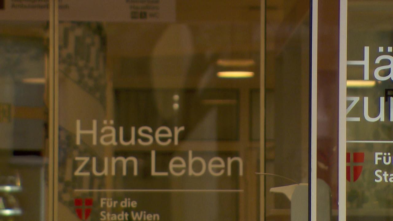 © ORF / Tom Gerhartl, Flora Drapal Im Bild ist der Eingangsbereich eines Alten- und Pflegeheims von Häuser zum Leben zu sehen