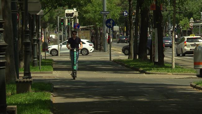 Ein junger E-Scooter Fahrer ist am Bild zu sehen