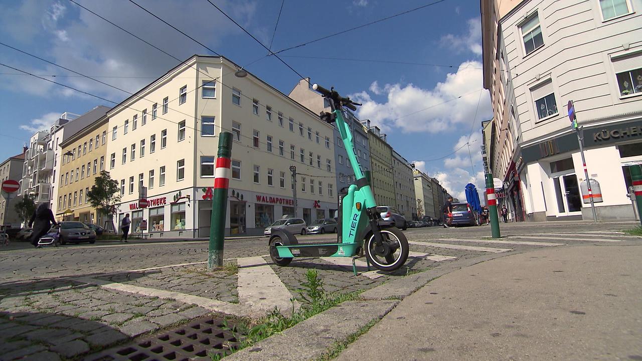 © ORF / Peter Giczy Das Bild zeigt einen E-Scooter auf einer Sperrfläche stehend