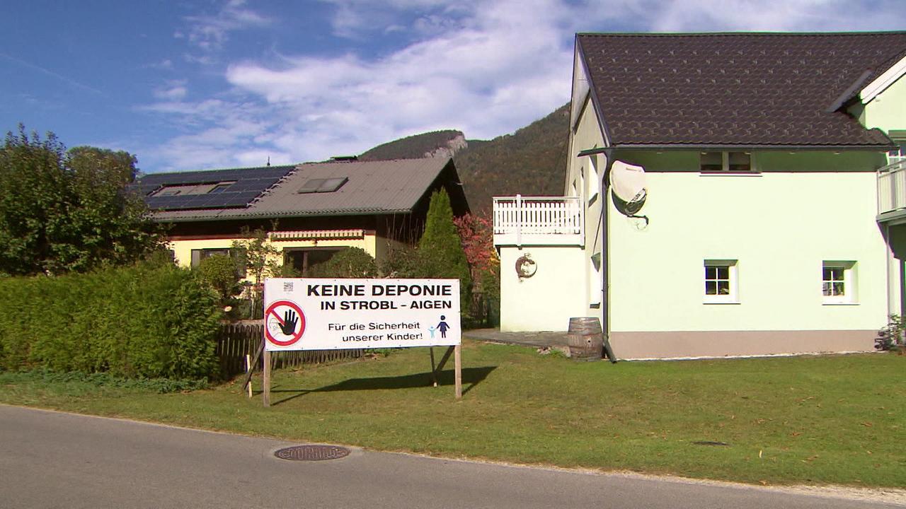 © ORF / Gabi Hanke Ein Protestschild vor einem Privathaus gegen die Errichtung der Deponie in Strobl - Aigen ist zu sehen