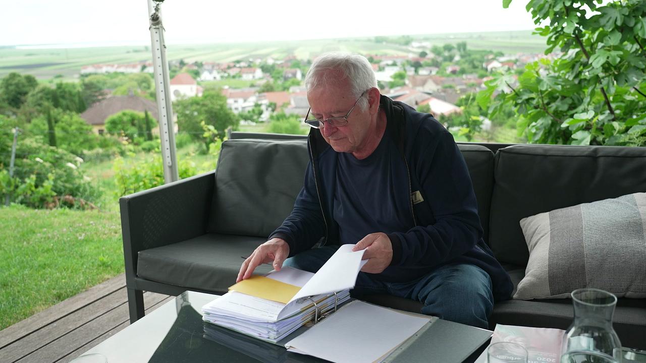 © ORF / Peter Giczy Herr J. beim Durcharbeiten der Unterlagen für den Steuerausgleich