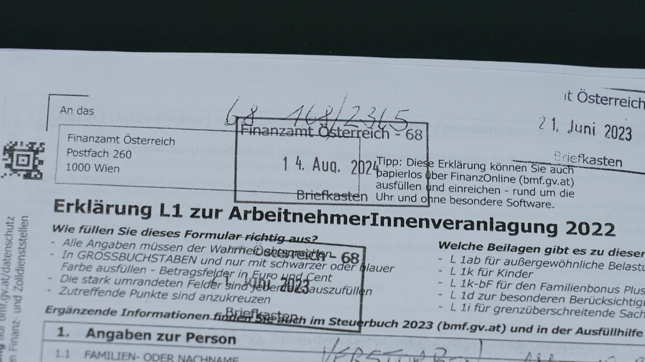 © ORF / Peter Giczy Im Bild ist ein Formular für die ARbeitnehmerveranlagung zu sehen