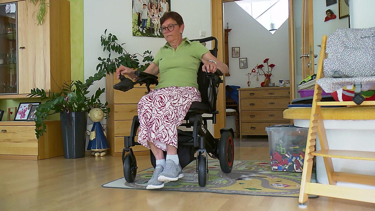 © ORF / Bernhard Walch Die schwer erkrankte Frau im Rollstuhl sitzend ist zu sehen