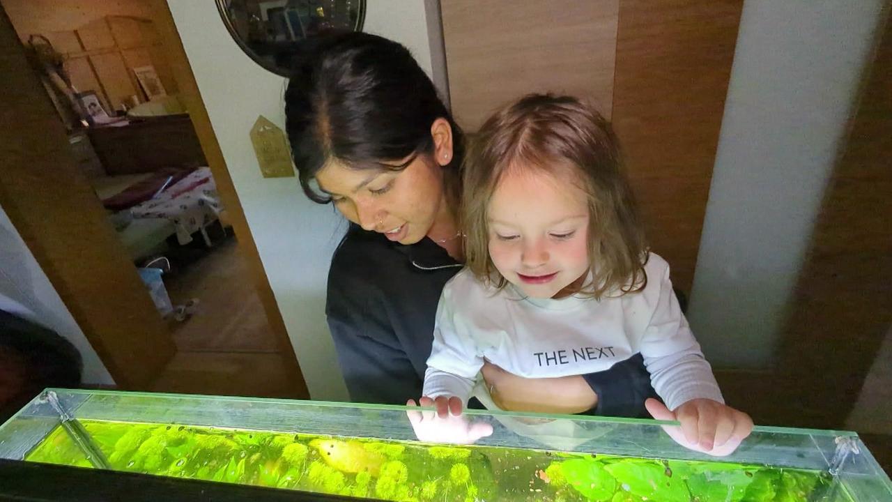 © ORF / Jens Kauer Man sieht das neue Au-Pair Mädchen mit dem jüngsten Kind der Familie