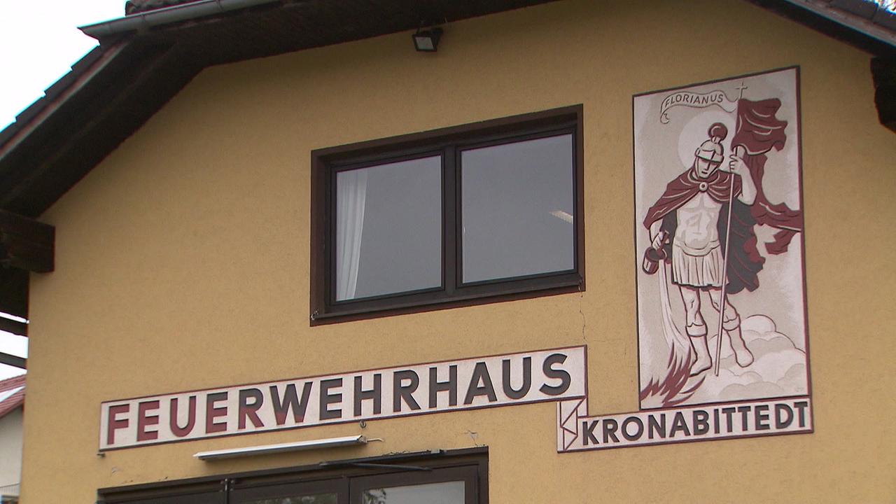 © ORF / Gabi Hanke Das Feuerwehrhaus von Kronabittedt ist zu sehen