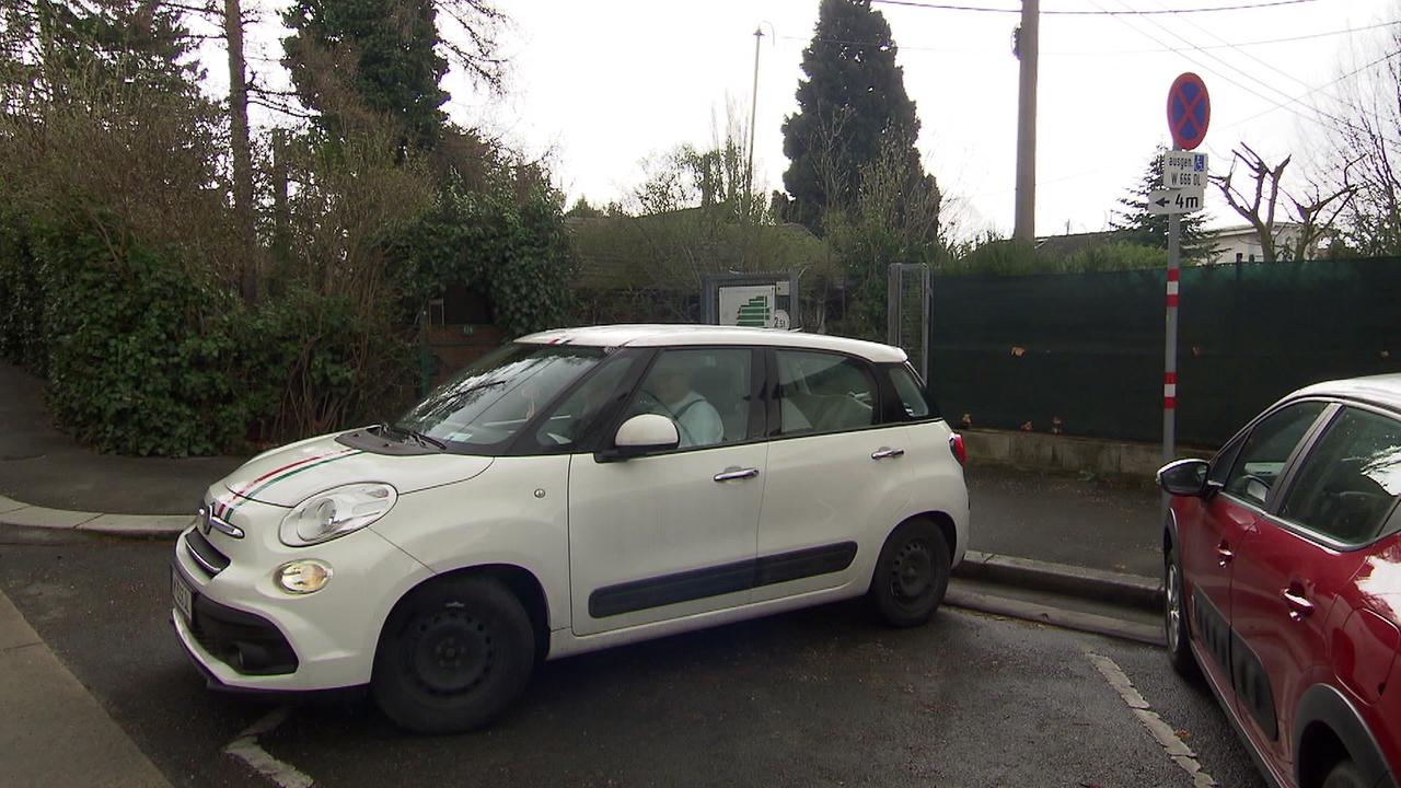 © ORF / Gerald Gottlieb Das Auto mit dem Parkausweis ist am Behindertenparkplatz zu sehen