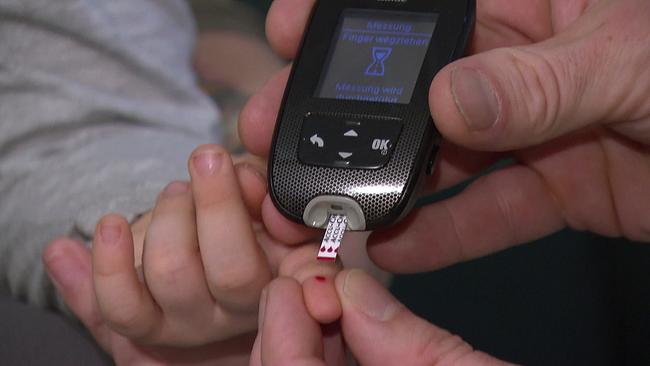 © ORF / Klaus Ibitz Das Bild zeigt das Blutzuckermessen bei einem Kind