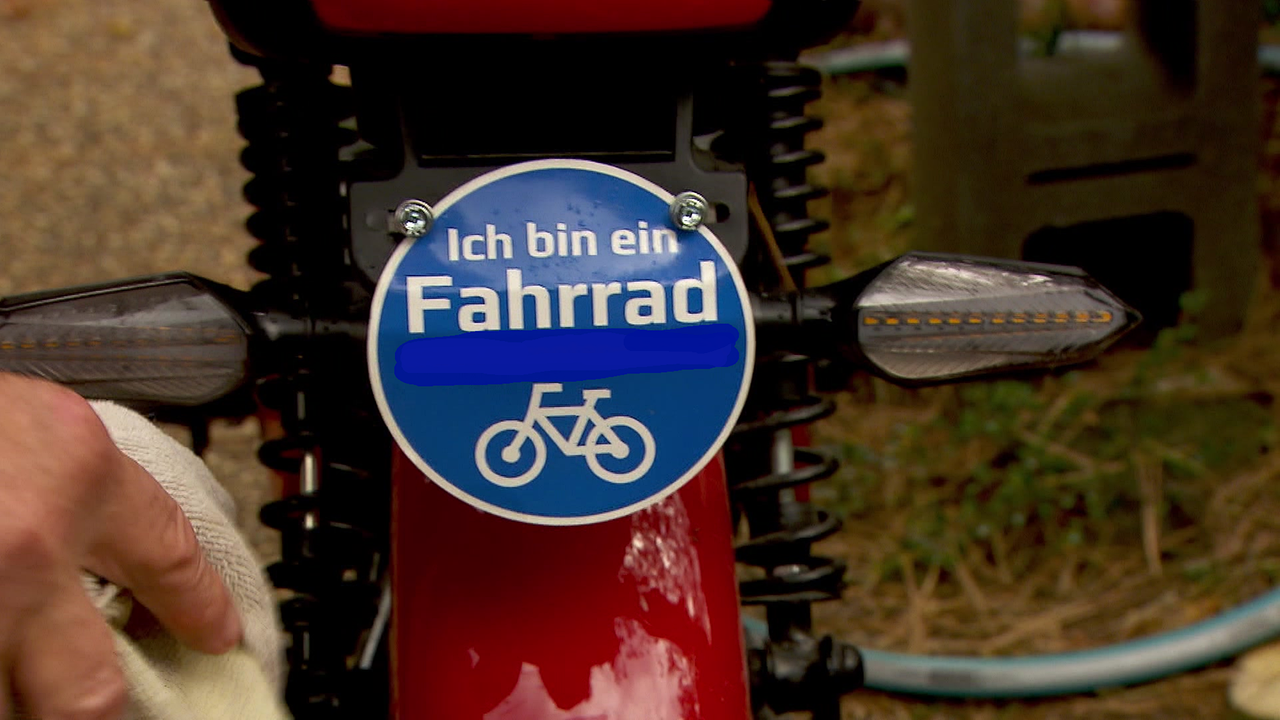 © ORF Die Plakette des E-Mopeds mit der Aufschrift "Ich bin ein Fahrrad" ist zu sehen