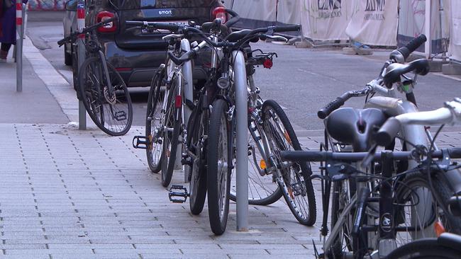 Das Bild zeigt die Fahrradständer  mit den zahlreichen, angeketteten Fahrrädern