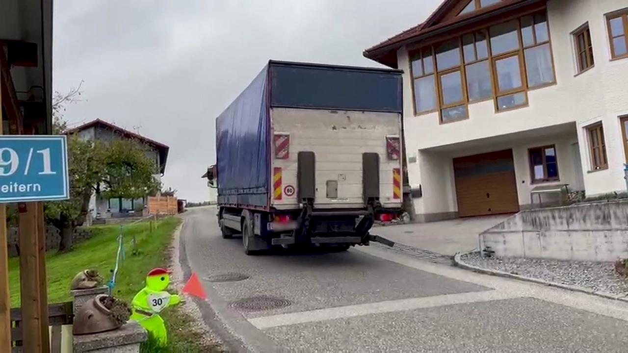 © ORF / Markus Breiner Man sieht einen schweren LKW auf der engen Ortsstraße
