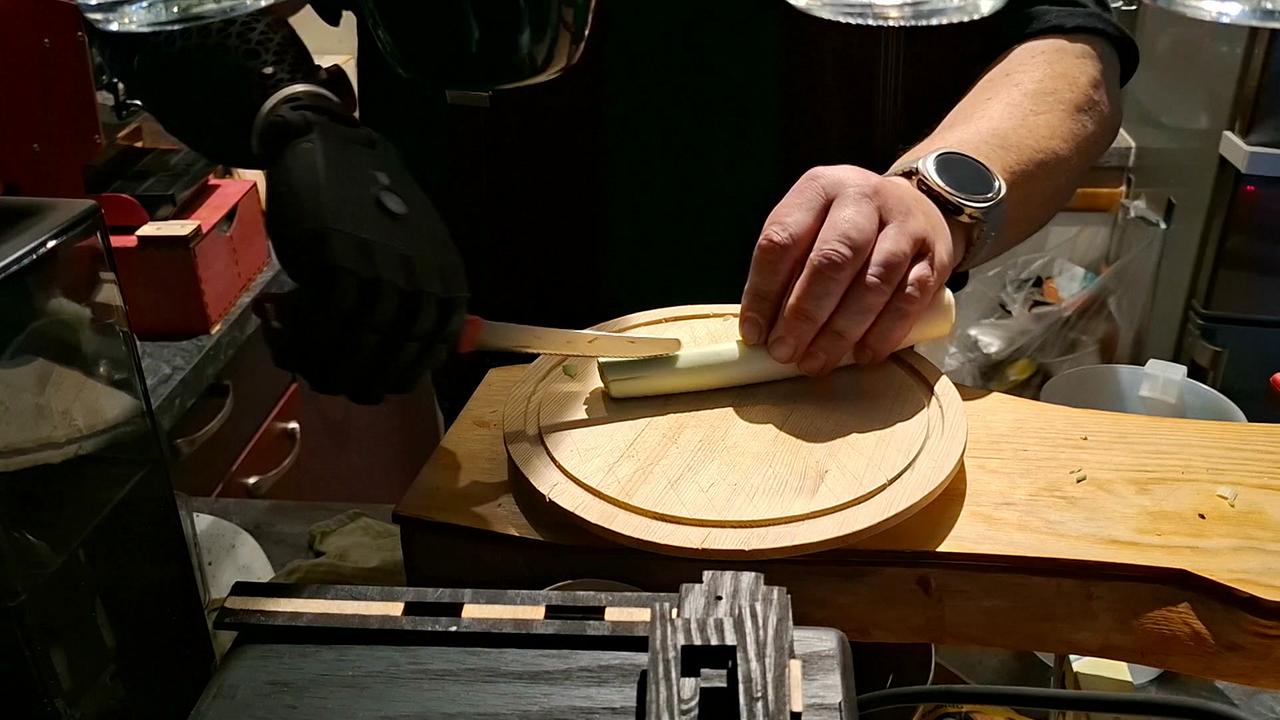 Die myoelektrische Prothese ist eine Erleichterung auf allen Ebenen - auch bei Schneidearbeiten in der Küche