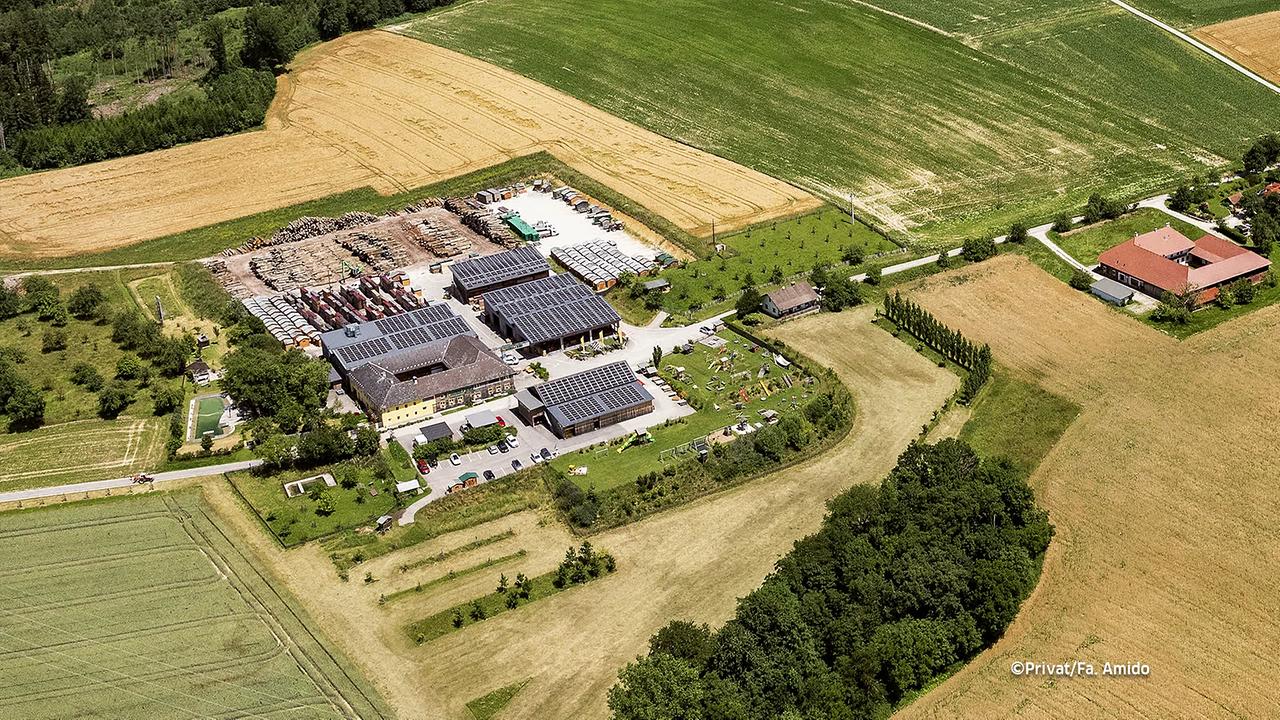 Auf der Luftbildaufnahme ist der sukzessive vergrößerte Betrieb zu sehen und der Vierkanthof