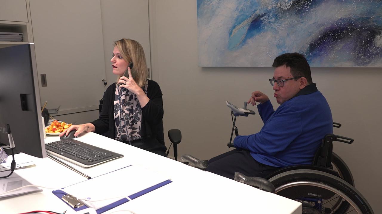 Das Bild zeigt das Ehepaar in ihrem Büro