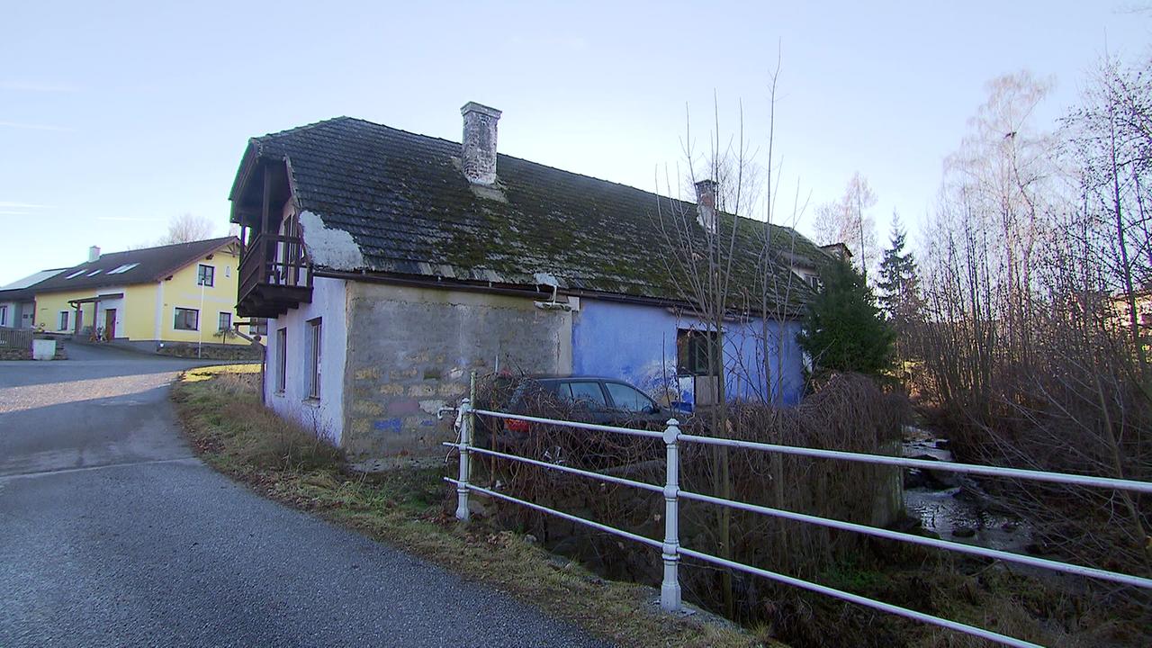© ORF / Flora Drapal Man sieht das stark renovierungsbedürftige Haus