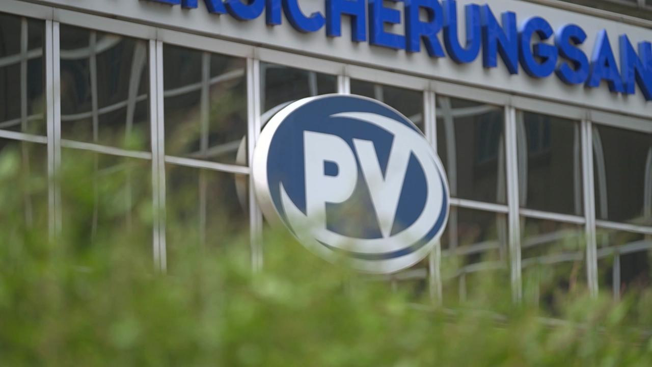 Das Bild zeigt einen Ausschnitt vom Gebäude der PVA mit dem Logo