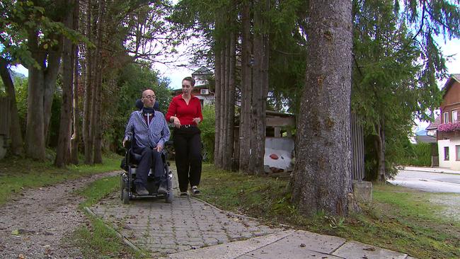 Herr W. fährt mit seine Elektrorollstuhl in Begleitung seiner Schwester spazieren