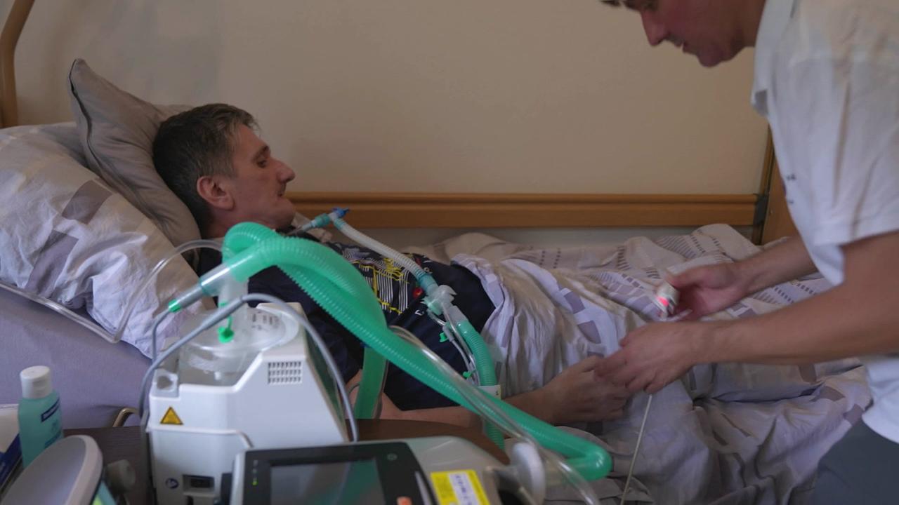 © ORF Der mittlerweile zu Hause betreute Patient ist zu sehen