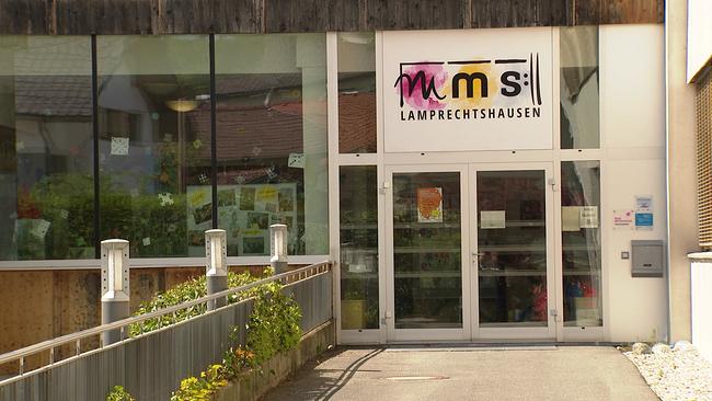 Der Eingangsbereich der Musikmittelschule Lamprechtshausen ist zu sehen