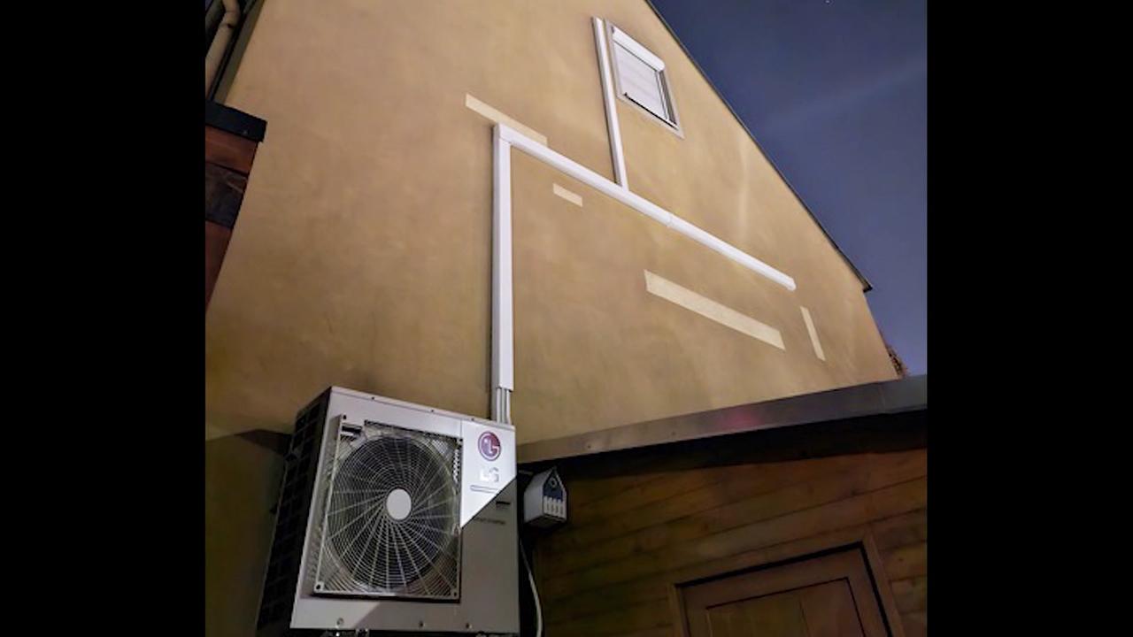 Das Bild zeigt eine an der Aussenmauer montierte Klimaanlage