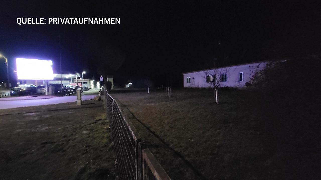 © Foto privat Die hell erleuchtete Reklametafel gegenüber dem Wohnhaus ist zu sehen