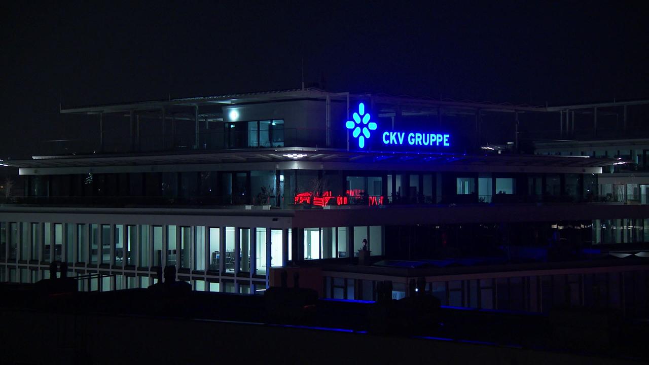 © ORF / Flora Drapal Die blaue Leuchtreklame bei Nacht zu sehen