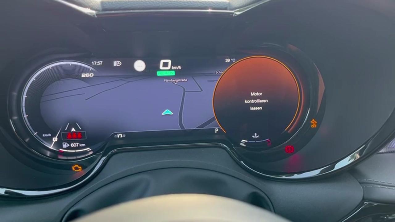 © ORF / Gustl Gschwantner Im Bild ist das Armaturenbrett des Autos zu sehen, es leuchtet erneut eine Warnmeldung auf