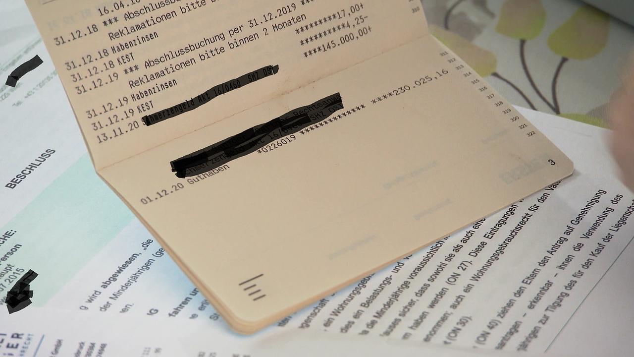 Das Sparbuch mit dem mündelsicheren Guthaben ist zu sehen