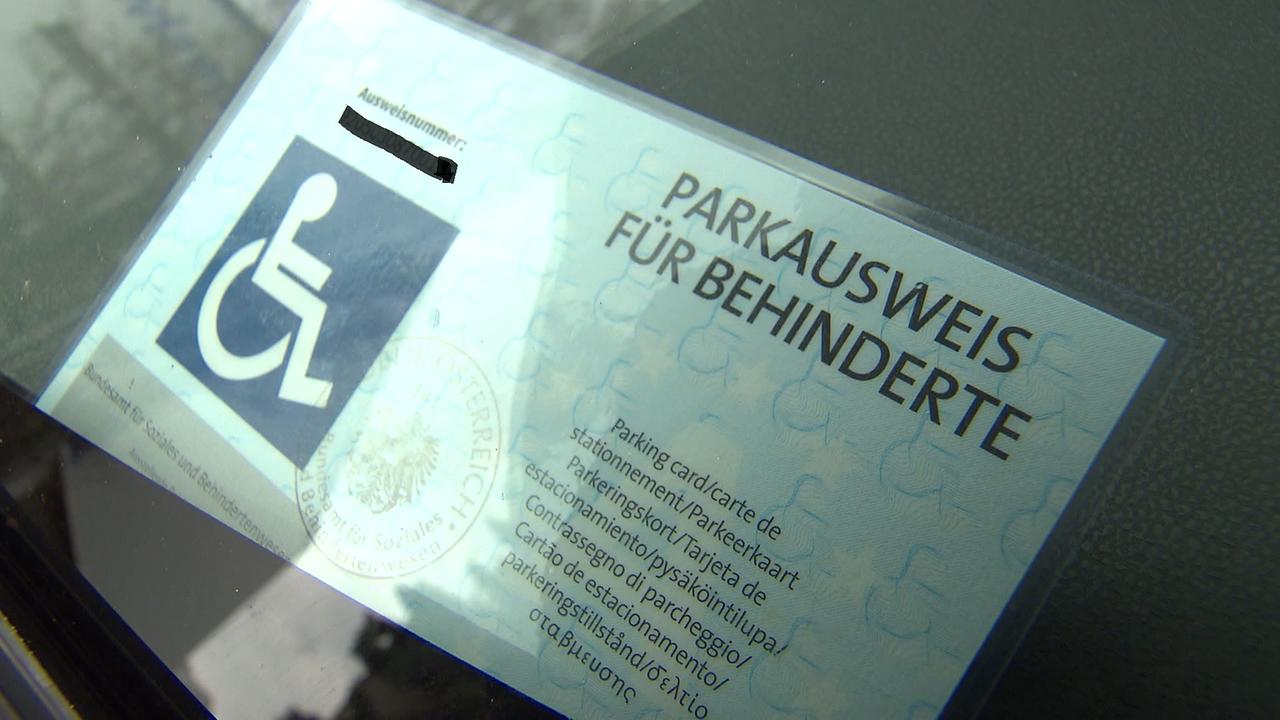 Ein Parkausweis für Behinderte wird im Bild gezeigt