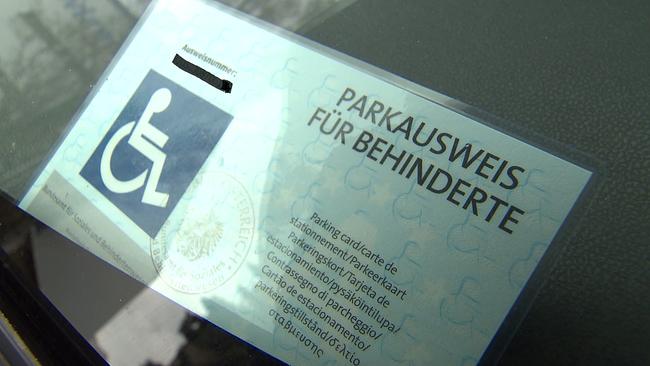 Ein Parkausweis für Behinderte wird im Bild gezeigt