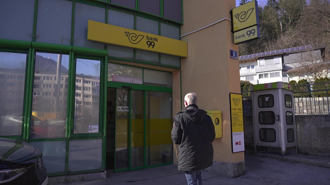 Der Beschwerdeführer aus Salzburg am Weg in das Postamt 