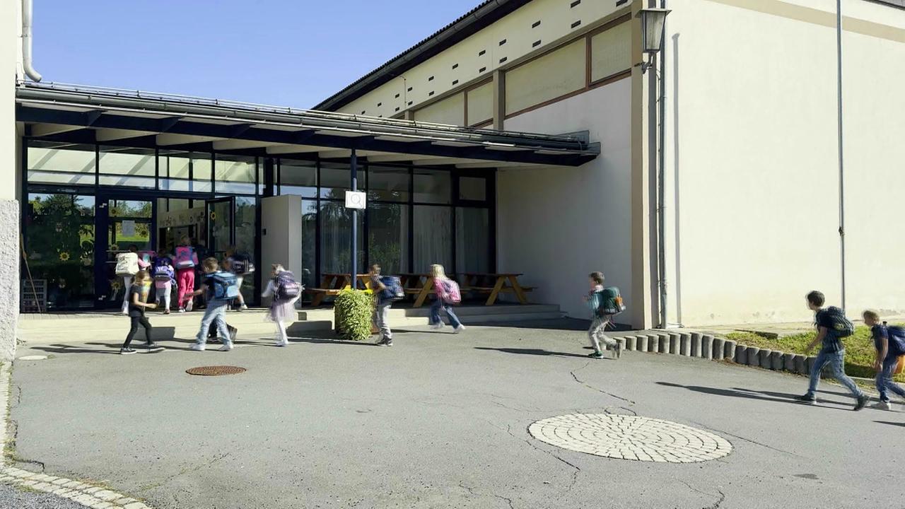 © ORF / Josef Krainer jun. Die Schulkinder von Retznei am ersten Schultag beim Betreten der Schule sind zu sehen